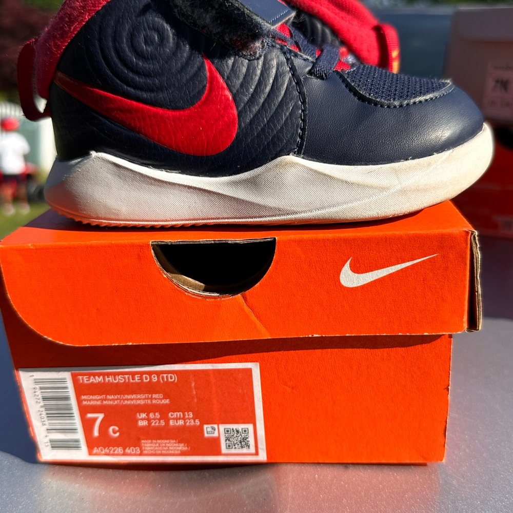 Nike Team Hustle size 7